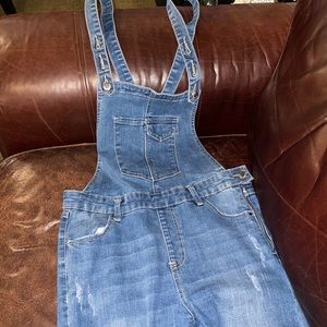 FASHION NOVA DISTRESSED DENIUM OVERALLS SIZE LRG